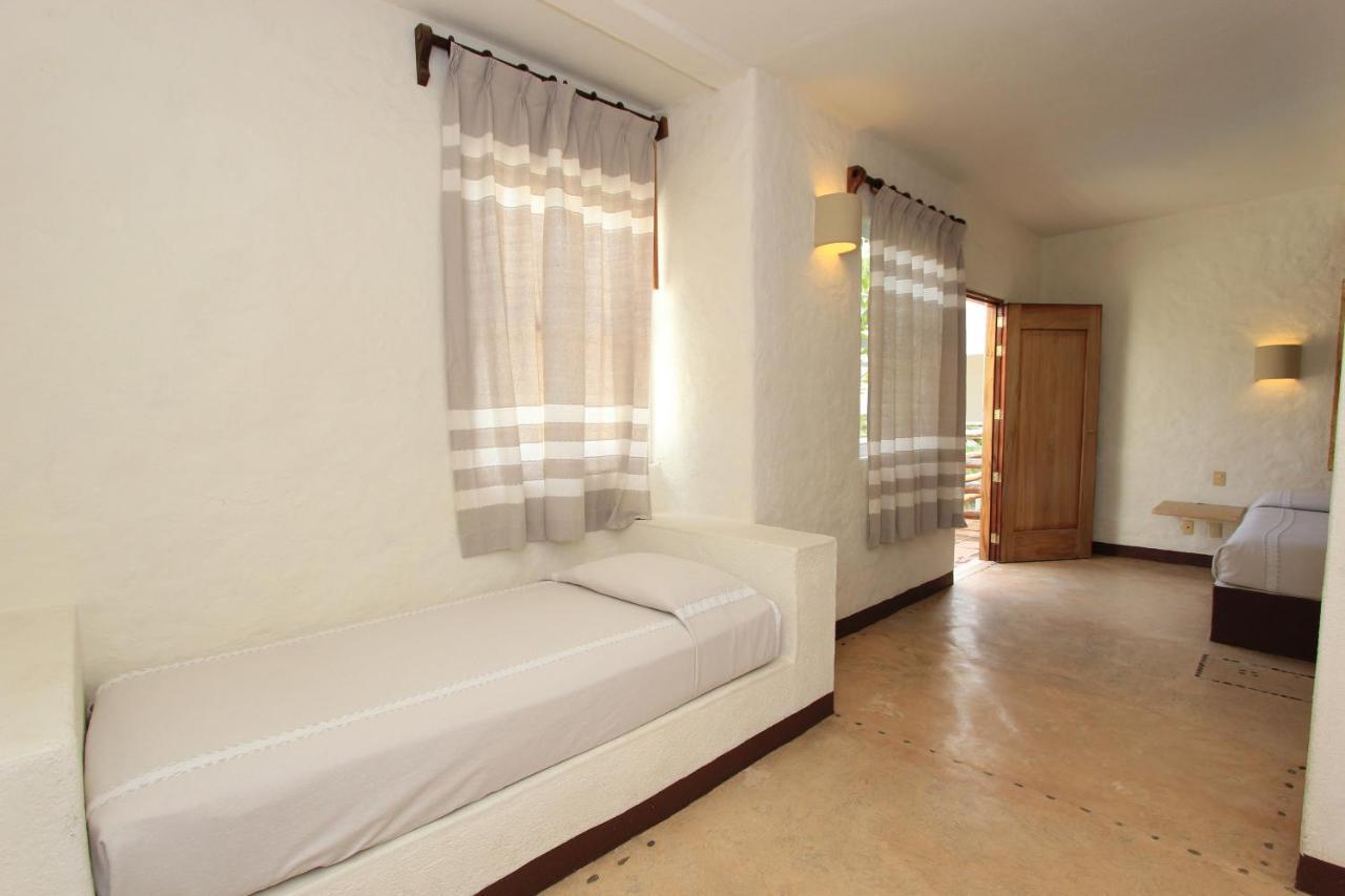 Hotel Plaza Tangolunda Exterior photo